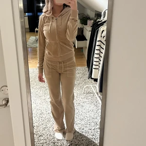 Juicy set - Säljer mitt beiga juicy set, inga defekter alls setet är i väldigt bra skick. Pris kan diskuteras vid snabb affär. Xs i byxorna, S i koftan