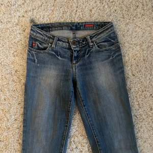 Jätte snygga low waist jeans i en sliten blå färg, Köpta på Zalandos secondhand sida för 700kr, Säljer då de är för långa för mig!  Säljer för 350kr😊