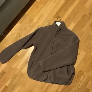 Teddy tröja - Brun tröja i teddymaterial. Nästan helt oanvänd, nyskick. Storlek xs men är lite oversize.