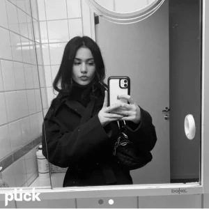 GinaTricot kappa🤎 - Mörkbrun kappa köpt i butik för 700kr GinaTricot🤎 I nyskick. Skriv för fler bilder elr frågor. Storlek M men passar på mig som har Xs. Bältet ingår inte då den är borta