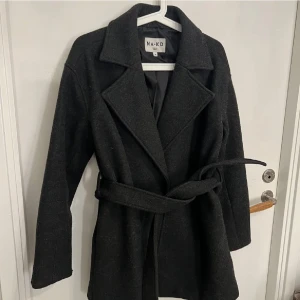 Kort kappa  - Använd förra hösten men är i jättebra skick! Storlek 34 men passar 36 också. Skärpet fattas!