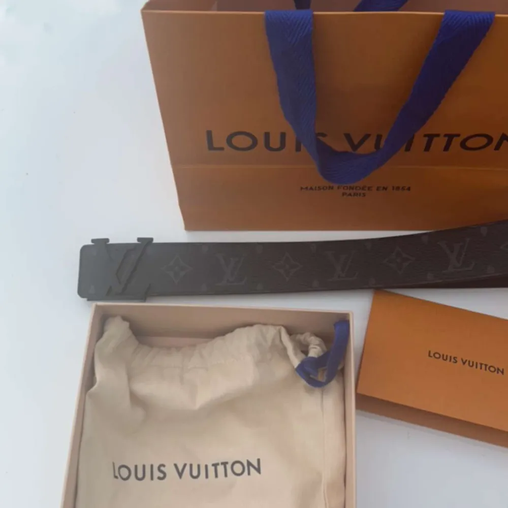 Säljer mitt Louis vuitton bälte som inte längre kommer till användning, den är i otroligt fint skick och är köpt i Louis Vuitton i Stockholm! För 5200 kr. Storleken är 95/38 på bältet. För mer information är det bara att skriva privat.. Övrigt.