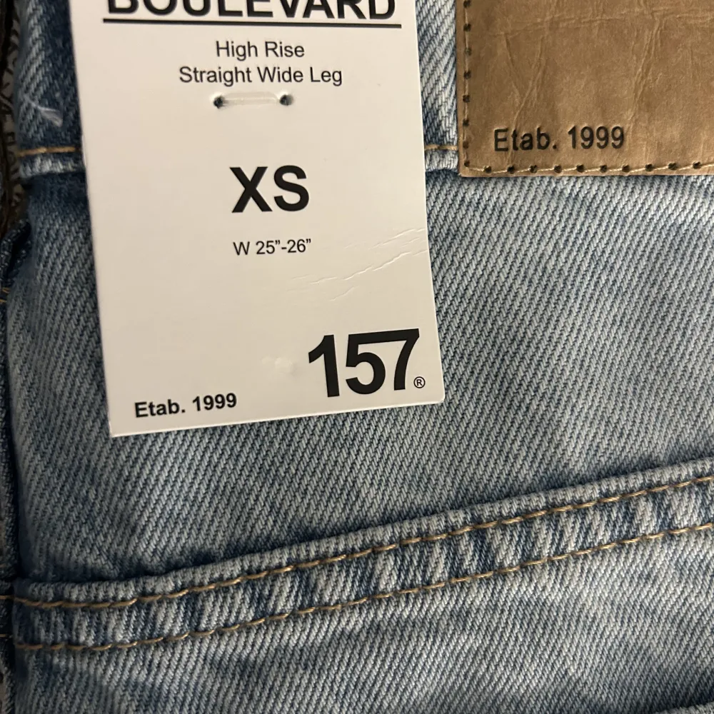 Oanvända jeans, lappen finns kvar, ordinarie pris: 300kr. Jeans & Byxor.