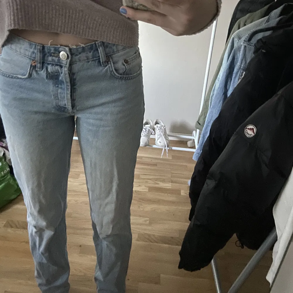 Superfina jeans ifrån zara!💛har ett par liknande & dessa kommer inte längre till användning, storlek 36! (Defekter finns, hål som knappt är synligt men skriv för bild!! Lätt att sy) Skriv för mer bilder och frågor🫶🏻. Jeans & Byxor.