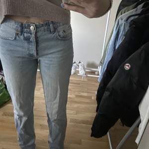Superfina jeans ifrån zara!💛har ett par liknande & dessa kommer inte längre till användning, storlek 36! (Defekter finns, hål som knappt är synligt men skriv för bild!! Lätt att sy) Skriv för mer bilder och frågor🫶🏻
