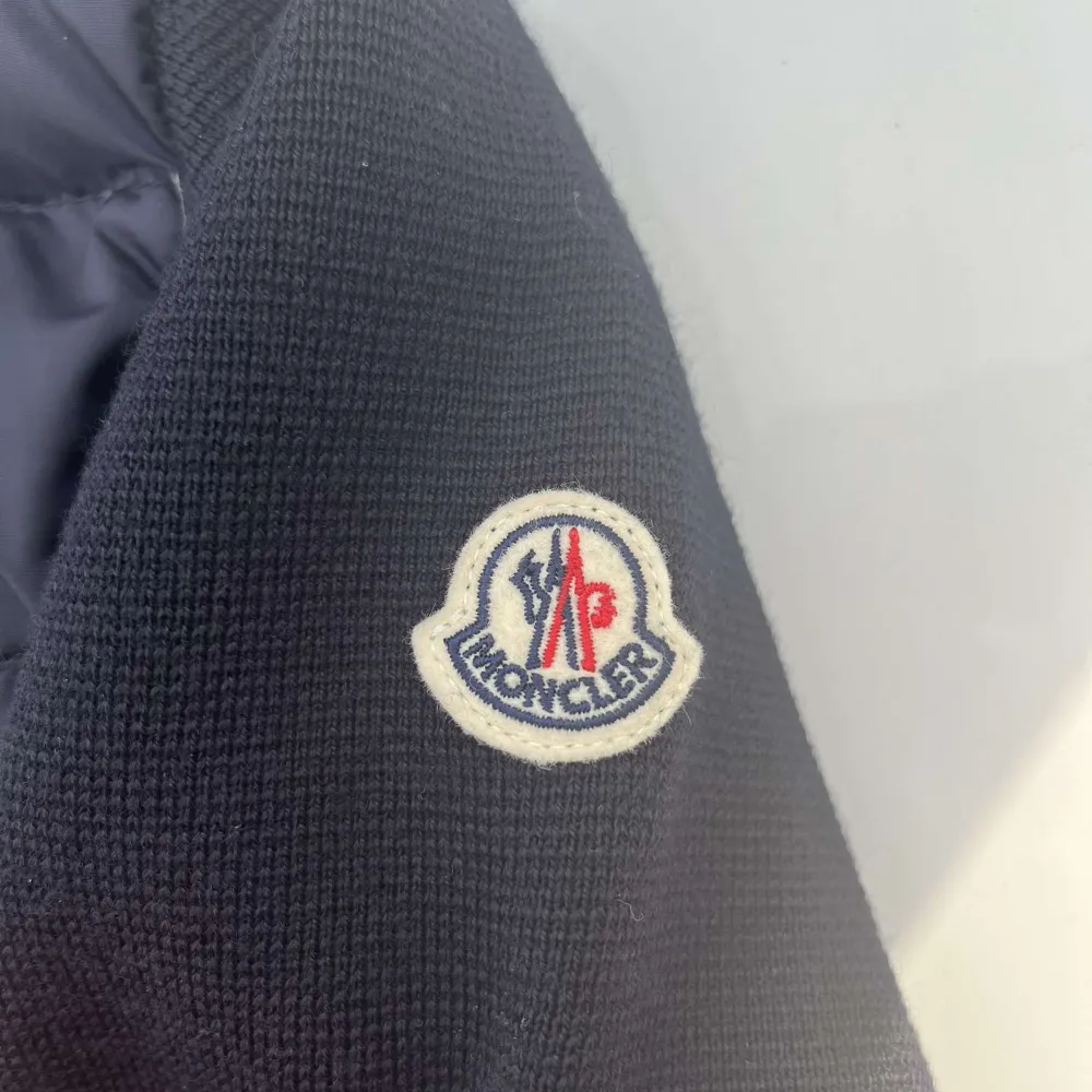 Hej! jag säljer min väldigt fina Moncler cardigan som jag haft i strax över en månad. Den är köpt på Moncler i sthlm. Kvitto finns! Ny pris : 8955 kr. Tröjor & Koftor.