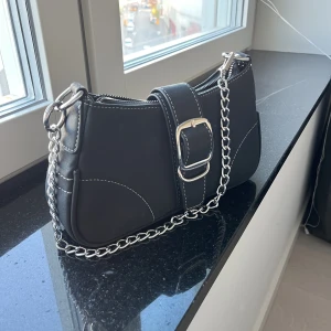 Väska - Jättefin väska, använt en del men fortfarande i fint skick. Har ett litet fack med dragkedja inuti.