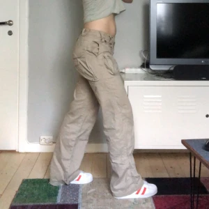 lågmidjade Cargo pants - Ascoola lågmidjade cargo pants som legat oanvända i garderoben i 3 år 😅(De är inte riktigt min stil längre) Tecken på användning finns vid hälen, be gärna om bild om ni undrar hur det ser ut! 🥰Gammal bild i slutet som visar de dubbla bälteshölsorna! 