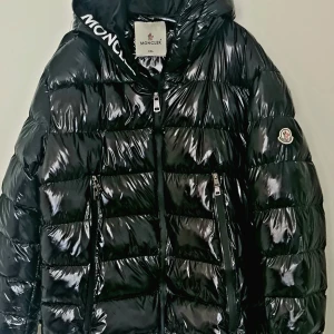 Äkta monclear jacka stl L - Supersnygg äkta monclear jacka i nyskick, endast provad. Står storlek xxl i den men är dom en L finns i centrala Malmö 