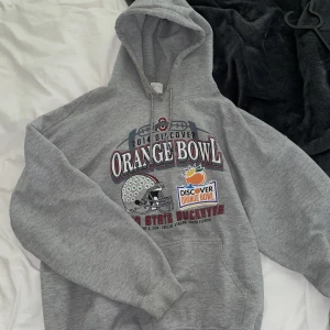 Hoodie - Snygg vintage hoodie. Stl XL men passar bra oversized på mig som är en S💕💕