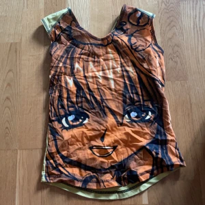 Anime  - Anime linne lite skrynklig men går att stryka. Storlek XS. Sitter tajt å snyggt