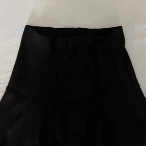 Svart kjol från Gina. St.S använd ngr ggr. Köpt för 99kr men säljer för 50