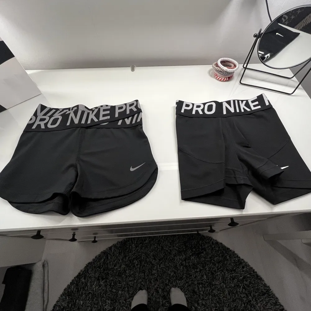 Träningsshorts från Nike som knappt använts! Modellerna är olika, men båda shortsen är i strl XS. !!( Köp båda för 150:- )!!. Shorts.