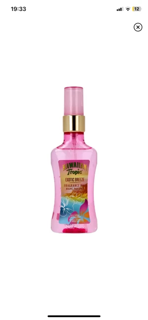 Hawaiian tropic bodymist! - Säljer denna body misten/ parfymen från hawaiian tropic, har flera stycken helt nya som jag kommer att sälja, så är ni intresserade av att köpa fler är det bara att höra av er! Den luktar Juicy mango & golden amber! Innehåller 250 ml! Säljer för 65kr! 