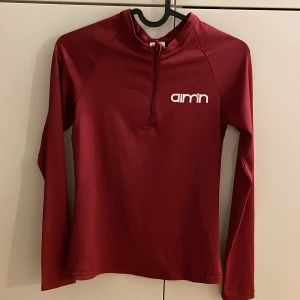 AIM’N Träningströja  - Säljer min helt oanvända aim’n träningströja i vinrött! Sitter väldigt figurnära och formar midjan fint❤️
