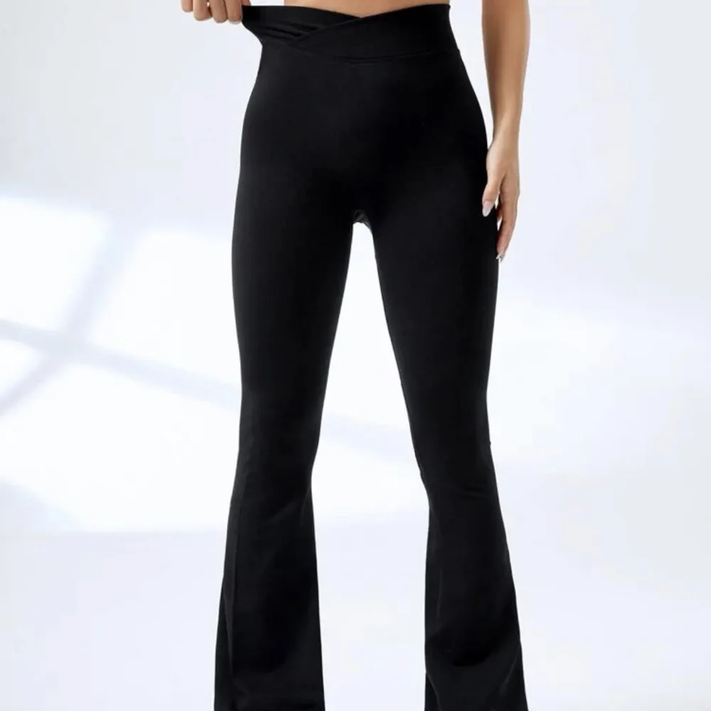 Helt nya byxor med cross waist band super sköna men används tyvär inte. Jeans & Byxor.
