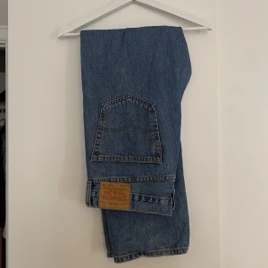 Snyggaste levis jeans 505 - Snyggaste levis jeansen i den perfekta raka modellen 505. Sitter så bra oversize på! Strl 36/32 vilken blir en perfekt oversize känsla till en strl M i jeans. Nypris 919kr 