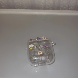 Air pods skal - Jätte fin blommig ari pods skal, helt nya aldrig använt de, köpte de för 80 kr, 15 kr för att posta som ett brev (inte spårbart och kommer inte med kvittot), använd gärna köp nu 🩷