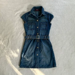 Jeansklänning - Blå kortärmad jeansklänning med inbyggt skärp, från märket George Jeans! Barnstorlek och passar nog en XXS eller liten XS 🖤