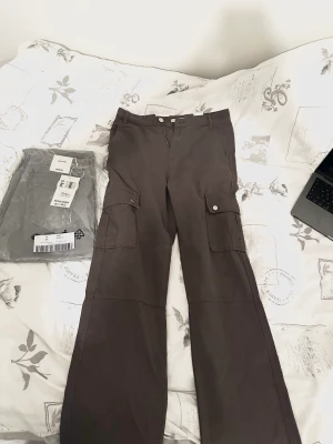 Cargo byxa - Beställde dessa från Jeans industry och de va för små, and my lazy ass glömde lämna tillbaka dem. Har en brun/grå och en ljusgrå.  Den är bra i benen som en 38 men om du har större höfter så blir det svårt att stänga. 