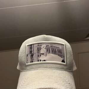 Velvet keps - Snygg velvet keps från Emilio pendeaza. 7/10 Cond. Ny pris är 599