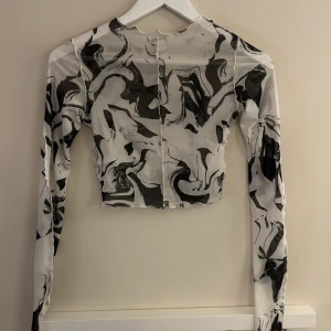 Monki mesh topp - Svart och vit mesh top från Monki. Nästan helt oanvänd och är i nyskick.