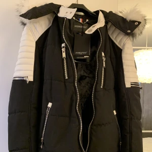 Horspist jacka med päls  - Ny och oanvönd äkta horspistjacka med rävpäls i storlek L. Nypris: runt 6000kr Säljer för 2000kr 