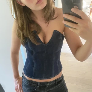 Topp - Cool jeans korsett topp från zara. Med jättebra passform. Storlek S och säljs för 400 kr exklusive frakt ❤️