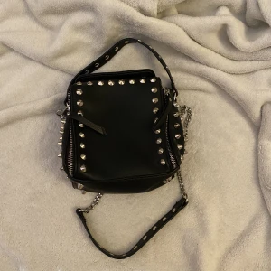 Zara väska med nitar - Fin väska med nitar från zara i nyskick