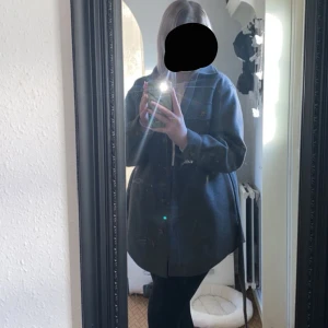Skjortkappa/Jacka - En grå skjortkappa/jacka från Only st L men passar även M använd en gång. Köptes för 559kr säljs för 350kr.   Priset går att diskutera vid snabb affär. Betalning sker via Swish och skickas men frakten får köparen stå för.