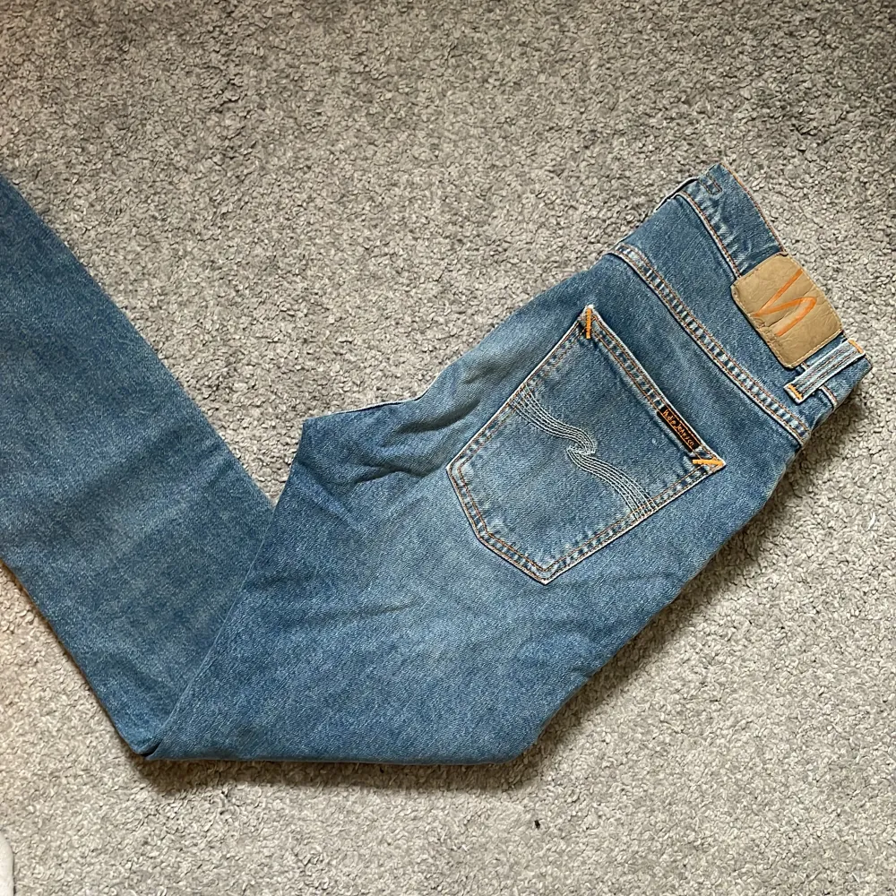 Riktigt snygga nudie jeans som tyvärr blivit för små för mig. De är i modellen ”lean dean” vilket är slim fit. Jättefint skick, inga defekter! Nypriset på dessa är 1600. . Jeans & Byxor.