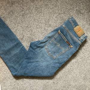 Riktigt snygga nudie jeans som tyvärr blivit för små för mig. De är i modellen ”lean dean” vilket är slim fit. Jättefint skick, inga defekter! Nypriset på dessa är 1600. 