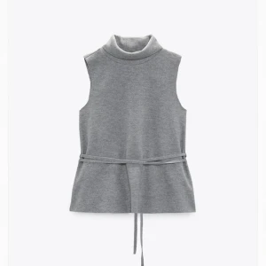 Zara topp/väst - Säljer denna fina topp ifrån zara i stl M💕knappt aldrig använd💕