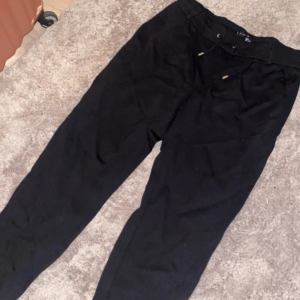 Sköna svarta byxor från new yorker, storlek 38 (motsvarar M). Använda några få gånger, de är i jätte gott skick. . Jeans & Byxor.