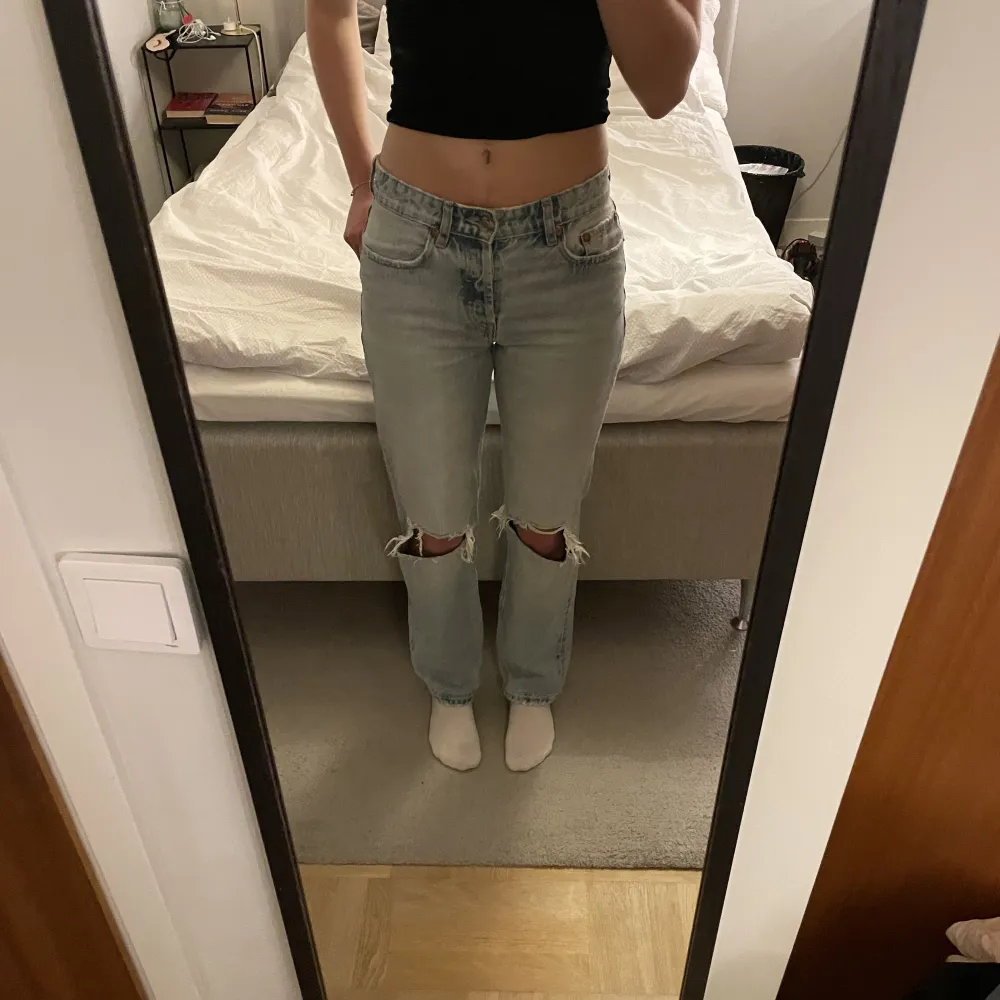 Jag säljer ett par jeans från zara då de inte kommer till användning. De är i bra skick bara använda fåtal gånger. Jeansen är midrise och ganska raka i benen💗💗. Jeans & Byxor.