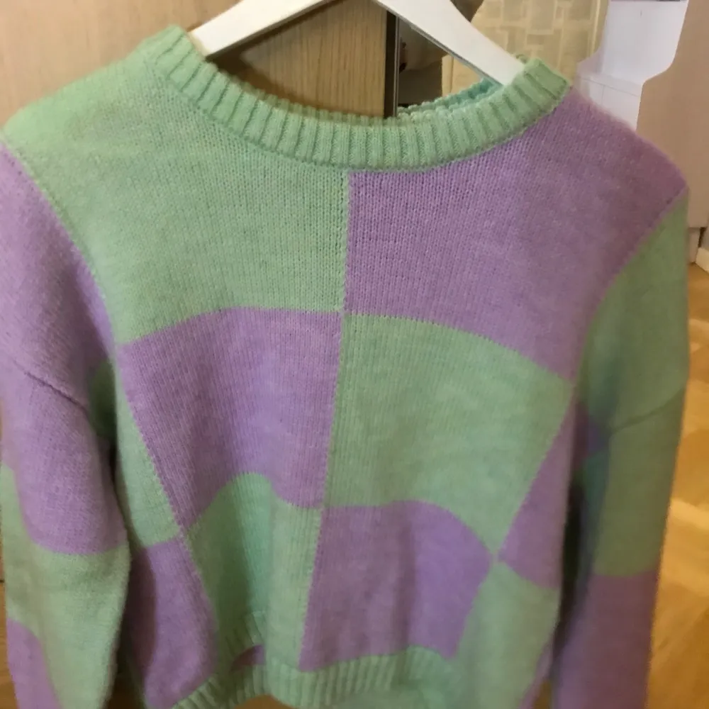 Nästan oanvänd stickad tröja från Vero Moda, jättefint skick. Grön och lila.. Stickat.
