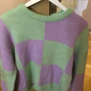 Nästan oanvänd stickad tröja från Vero Moda, jättefint skick. Grön och lila.