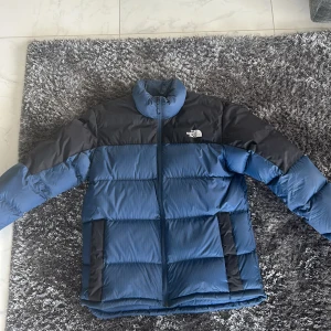 North Face Jacka - Otroligt fin blå north face jacka. Köpt från Zalando i slutet av förra vintern så den är använd minimalt. Nästan helt ny skick. Nypris är 3500kr. Kvitto finns vid visat intresse. Kan även fixa bilder på hur den sitter på mig. Priset kan diskuteras 