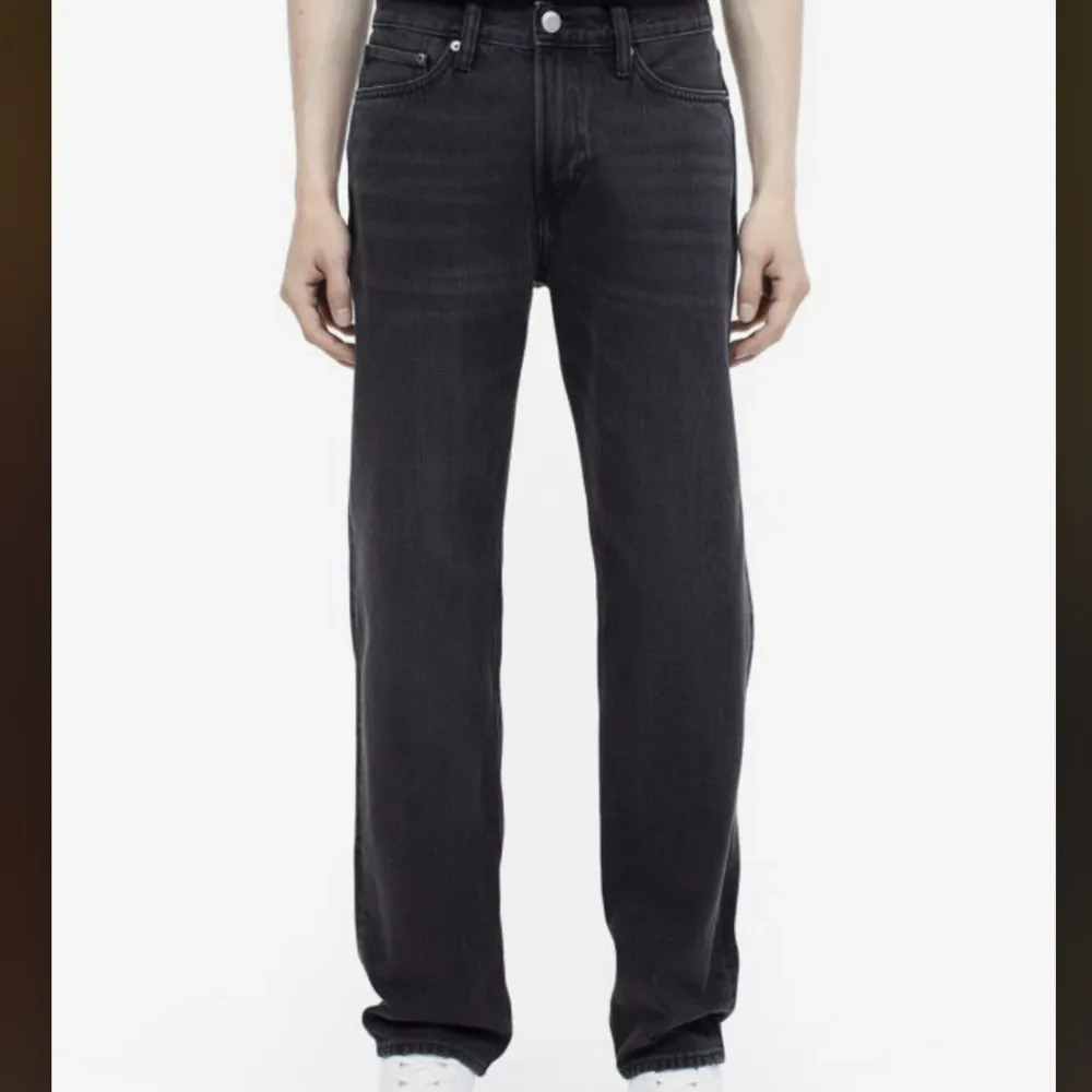Ett najs par svarta jeans i relaxed passform, som inte längre kommer till användning 🥳🫡😋. Jeans & Byxor.