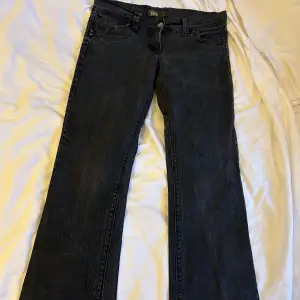 Lågmidjade ootcut jeans från easy. L32 W12  lite slitna i benen som man ser på suista bilden men de inget som ser trasigt eller ful ut