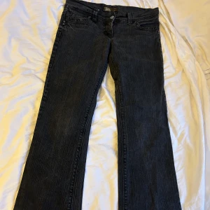 Lågmidjade jeans med detaljer på fickorna  - Lågmidjade ootcut jeans från easy. L32 W12  lite slitna i benen som man ser på suista bilden men de inget som ser trasigt eller ful ut