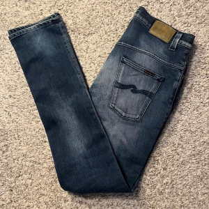 Nudie jeans - Feta blåa Nudie jeans. Skick 9/10. Storlek 32/34. Passar hyfsat bra på mig som är 191 cm lång, så de funkar bäst om du är ca 185-190 cm lång. Skriv vid frågor eller funderingar