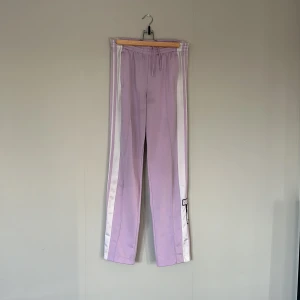 Adidas byxor - Använda - i fint skick utöver att de vita på sidorna blivit något mörkare i tvätten då de tvättats med mörkare kläder.  Strl 34 men rätt stora i storleken samt långa ben på mig som är 161cm.