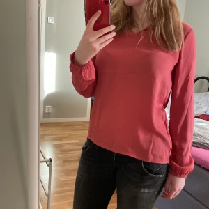 Rosa blus - Helt oanvänd rosa blus, skriv för mer info❤️ kan ta fler bilder när den är struken om du skriver priv☺️