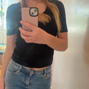Svart t-shirt  - Super fin svart T-shirt från bikbok. Fin urringning och passar till nästan allt.💕💕💕