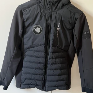 Sail racing jacka  - Säljer jackan då jag har vuxit ur den. Bra skick. Inget prut