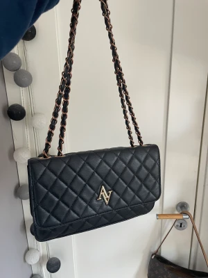 Handväska - Super snygg stilren axelremsväska 