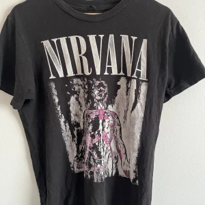Vintage nirvana t-shirt - Fint skick! Sparsamt använd. Storlek M/S Kan mötas upp i malmö.