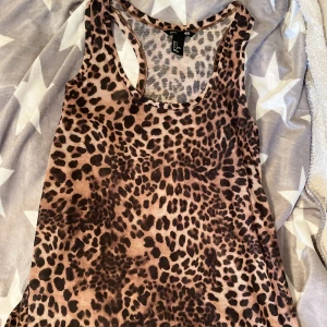 I mycket fint skick Leopard topp  - Gullig, söt Leopard topp och perfekt nu till sommaren.💛Storlek är S men skulle passa till en M också. Ser fler här som säljer dyrare en jag, jag köpte den dyrare. Vid frågor är ni varmt välkomna att kontakta mig.🐾 