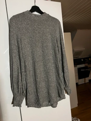 Längre tröja - Tröja från Ginatricot  Storlek S   Tvättas innan den skickas